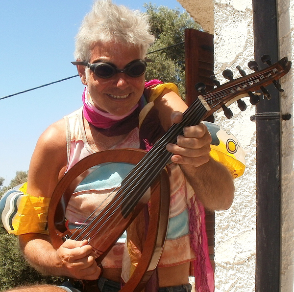 Alig Fodder with Electric Oud close-up